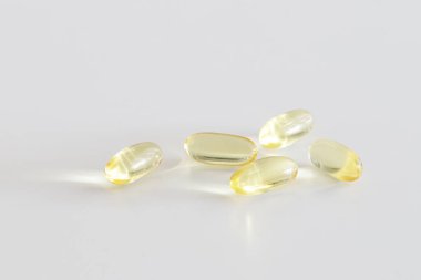 Beyaz arka planda yumuşak jel kapsülleri Omega 3 takviyeleri. Sağlıklı bir yaşam tarzı. Asgari tasarım