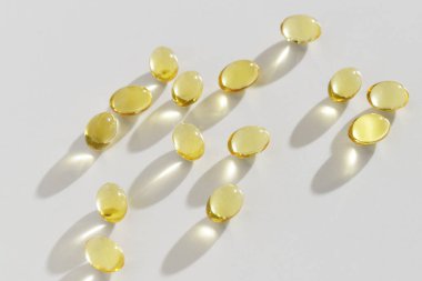 Yumuşak jel hapları ve Omega-3 yağı hap şişesinden sızıyor. D vitamini, multivitamin, kalsiyum. Sağlık ve Dokunulmazlık kavramı.