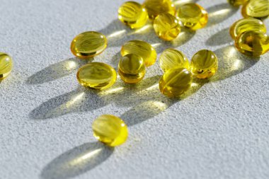 Yumuşak jel hapları ve Omega-3 yağı hap şişesinden sızıyor. D vitamini, multivitamin, kalsiyum. Sağlık ve Dokunulmazlık kavramı.