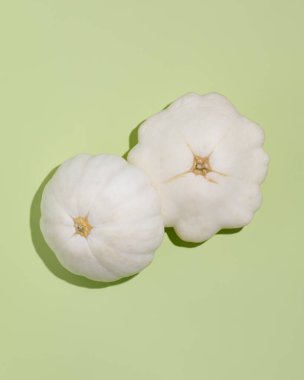 Tüm Yaz Beyaz Pattypan Kabağı yeşil arka planda