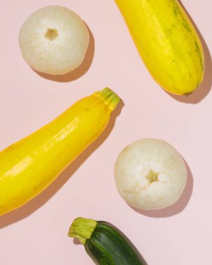 Farklı tipte kabak desenleri var. Sarı yaz kabağı, yeşil kabak ve pembe arka planda dekoratif kabak.