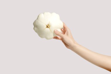 Bir yaz boyunca, arka planda beyaz bir patates kabağı vardı.