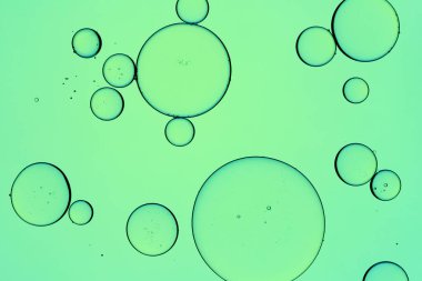 Yeşil arkaplanda kopyalama alanı olan su kabarcıklarının makro görüntüsü