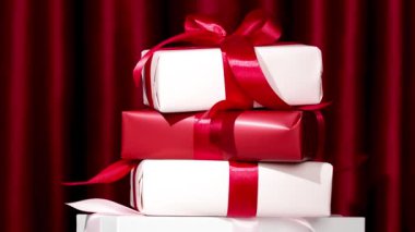 Masasında kırmızı kurdele olan bir sürü Noel hediyesi kutusu. Hareket animasyonunu durdur. Mesaj için yer var. Model.