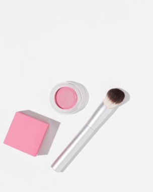 Minimalist Pembe Makyaj Set Allık, Fırça ve Modern Güzellik Estetiği Paketleme 
