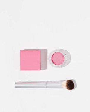 Minimalist Pembe Makyaj Set Allık, Fırça ve Modern Güzellik Estetiği Paketleme 