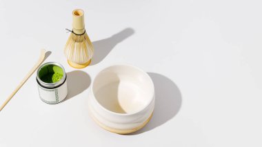 Bambu çırpma ile Matcha Tea Preparation - Geleneksel Japon Yeşil Çay Seremonisi