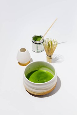 Bambu çırpma ile Matcha Tea Preparation - Geleneksel Japon Yeşil Çay Seremonisi