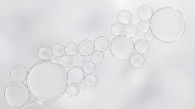 Makro yakın plan temiz kozmetik serumu ya da görünür hava kabarcıkları olan özü. Güzellik markası, kozmetik reklamları, cilt malzemesi tasarımı veya en az ürün sunumu için ideal.