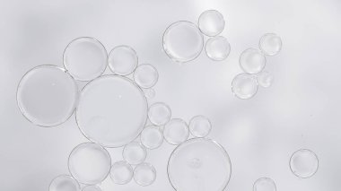 Makro yakın plan temiz kozmetik serumu ya da görünür hava kabarcıkları olan özü. Güzellik markası, kozmetik reklamları, cilt malzemesi tasarımı veya en az ürün sunumu için ideal.