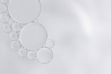 Makro yakın plan temiz kozmetik serumu ya da görünür hava kabarcıkları olan özü. Güzellik markası, kozmetik reklamları, cilt malzemesi tasarımı veya en az ürün sunumu için ideal.