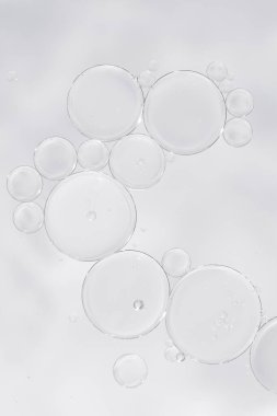 Makro yakın plan temiz kozmetik serumu ya da görünür hava kabarcıkları olan özü. Güzellik markası, kozmetik reklamları, cilt malzemesi tasarımı veya en az ürün sunumu için ideal.