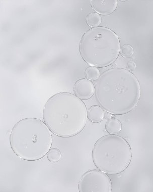 Makro yakın plan temiz kozmetik serumu ya da görünür hava kabarcıkları olan özü. Güzellik markası, kozmetik reklamları, cilt malzemesi tasarımı veya en az ürün sunumu için ideal.