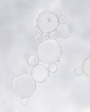 Makro yakın plan temiz kozmetik serumu ya da görünür hava kabarcıkları olan özü. Güzellik markası, kozmetik reklamları, cilt malzemesi tasarımı veya en az ürün sunumu için ideal.