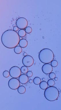 Mavi arkaplanda suda yağ kabarcıkları, gradyan ışık ile bilimsel soyut doku. 