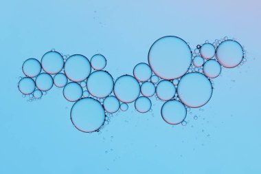 Mavi arkaplanda suda yağ kabarcıkları, gradyan ışık ile bilimsel soyut doku. 