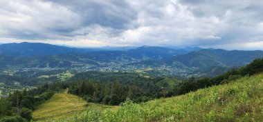 Bulutlu ve mavi gökyüzü olan dağ manzarası