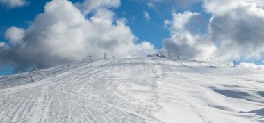 Kayak merkezinde güneşli kış gününde kayak yamacında.