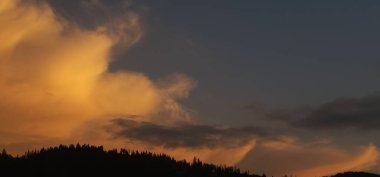 Dağın üstünde güzel bir gün batımı