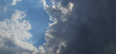 Güzel bulutlu gökyüzü manzarası