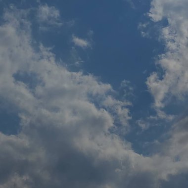 Bulutlu mavi gökyüzü