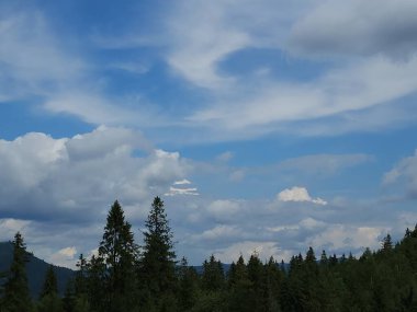 Bulutları ve mavi gökyüzü olan güzel bir manzara.