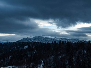 Kış, dağ manzarası, çok kar var.