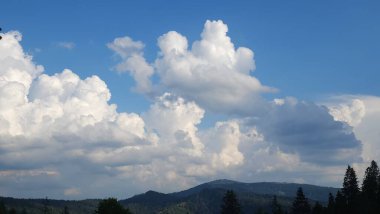 Dağ sırası olan güzel bir manzara.
