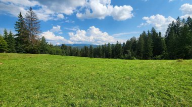 Mavi gökyüzü olan güzel dağ manzarası