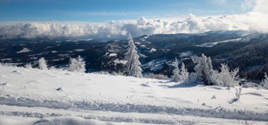Kışın karla kaplı dağlar