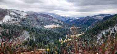 Kayalık dağların manzarası