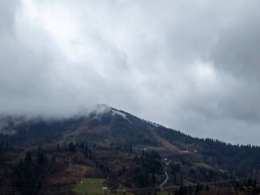 Sisin içindeki dağ manzarası, Yavina köyündeki karpatian dağları.