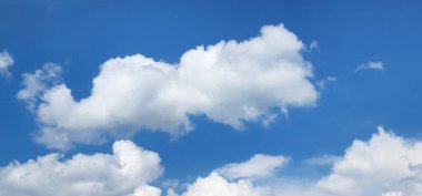 Mavi gökyüzünde güzel beyaz bulutlar