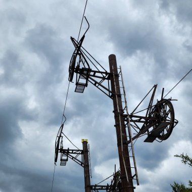 Parktaki elektrik aktarım hattı