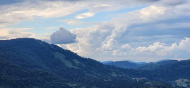 Dağları ve bulutları olan güzel bir manzara