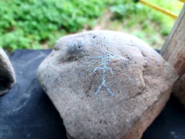 mavi ve beyaz arkaplanı olan eski ahşap masa