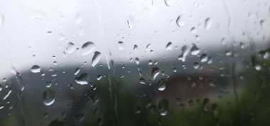 Camdaki yağmur damlaları, yağmurlu günler