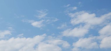 Bulutlu mavi gökyüzü, atmosfer manzarası