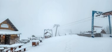 Kar - dağlık tatil köyü ve ahşap kaldırma.