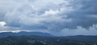 Dağlarda dağları olan güzel bir manzara.