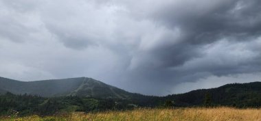 Dağda yağmur damlaları var. Dağlarda yağmurlu hava.