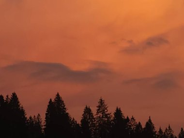 Dağlarda güzel bir gün batımı