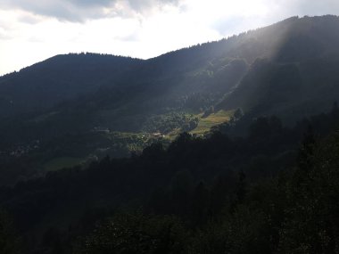 Dağlarda güzel bir gün batımı