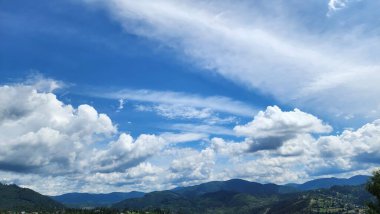 Dağları ve bulutları olan güzel bir manzara
