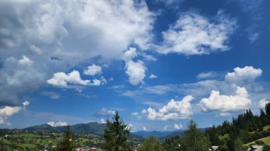 Dağları ve mavi gökyüzü olan güzel bir manzara.
