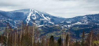 Dağlar ve karla kaplı güzel bir manzara.