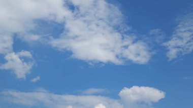 Mavi gökyüzünde beyaz bulutlar