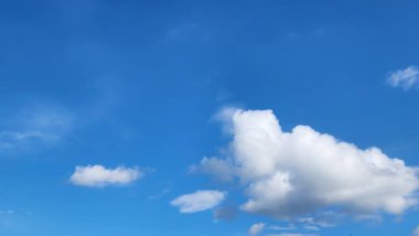 Bulutlu mavi gökyüzü