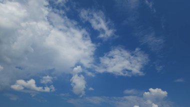 Bulutlu mavi gökyüzü