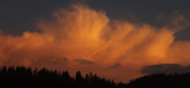 Dağlarda güzel bir gün batımı
